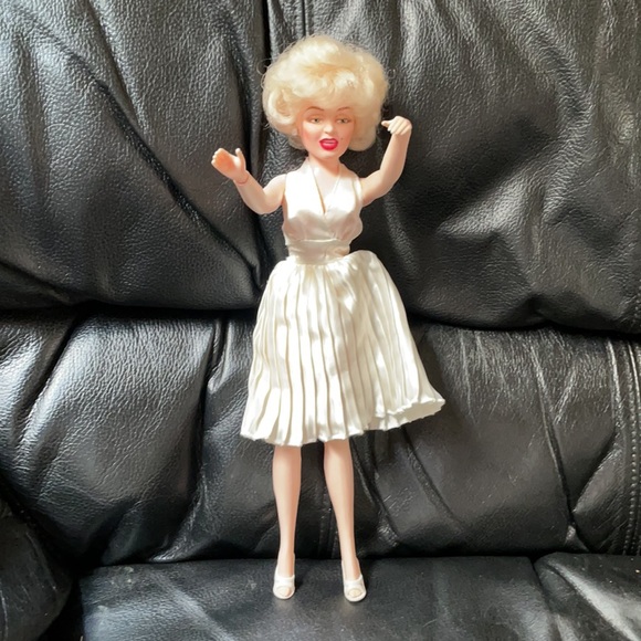 Marilyn Monroe The Seven Year Itch Doll - Picture 3 of 14